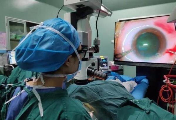 戴上3D眼镜做手术!西北首例3D导航青光眼手术获成功(图2) 戴上3D眼镜做手术!西北首例3D导航青光眼手术获成功(图2)