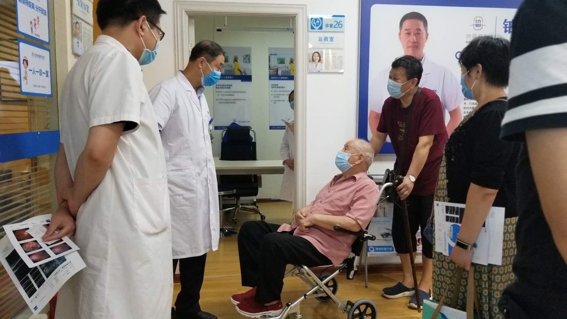 郑州普瑞眼科医院陈刚院长铂晶白内障手术解顽疾 获赞誉(图3)
