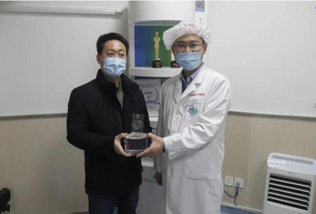 多焦散光矫正人工晶体植入，青岛眼科医院为患者解决视力“中年危机”