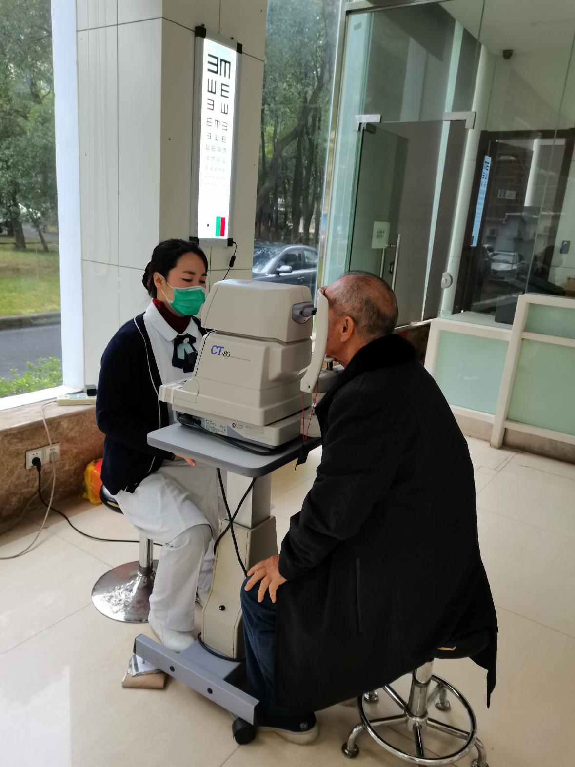 白内障术后八旬老人给南昌普瑞眼科医院杨海军院长送锦旗表达谢意(图2)