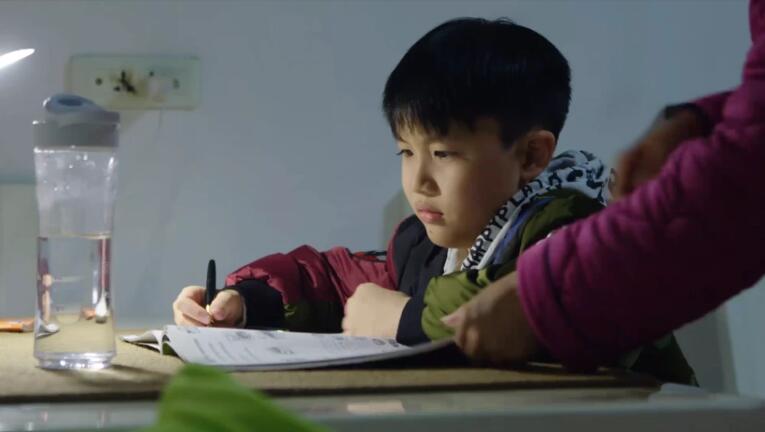 长时间使用电子产品学习，很可能对孩子视力造成不可逆的伤害(图1)