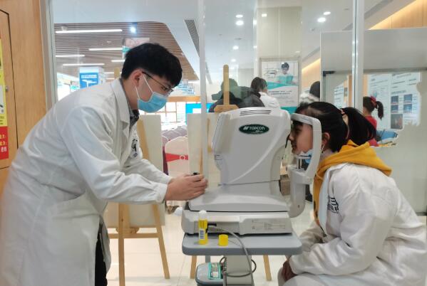临沂爱尔眼科医院举办“欢乐元旦”亲子手工布艺DIY 护眼行动从小开始(图2)