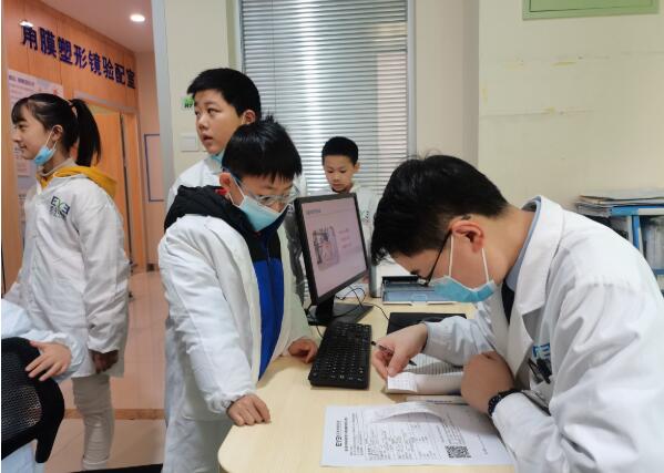 临沂爱尔眼科医院举办“欢乐元旦”亲子手工布艺DIY 护眼行动从小开始(图4)