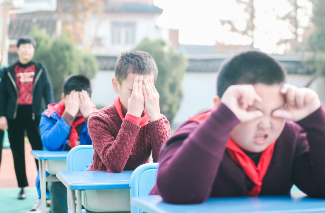 毁掉孩子视力的3个重要因素，不是手机和电子产品，家长要重视(图5)