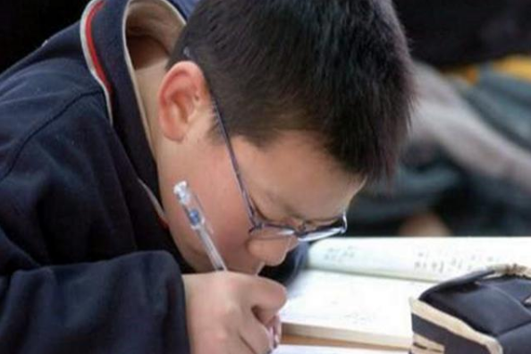 毁掉孩子视力的3个重要因素，不是手机和电子产品，家长要重视(图4)