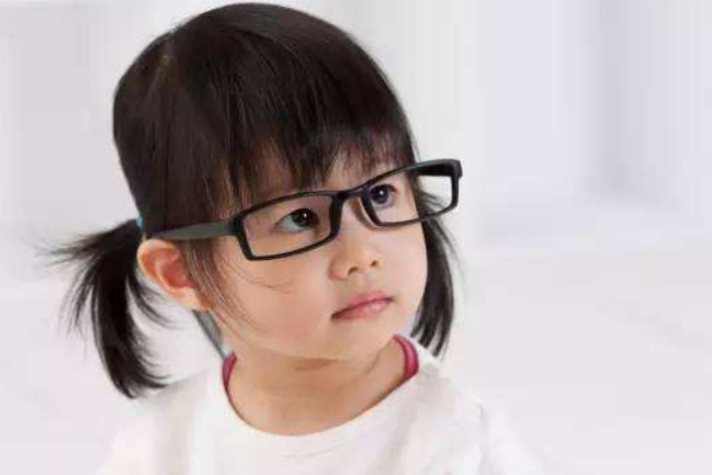 毁掉孩子视力的3个重要因素，不是手机和电子产品，家长要重视(图2)