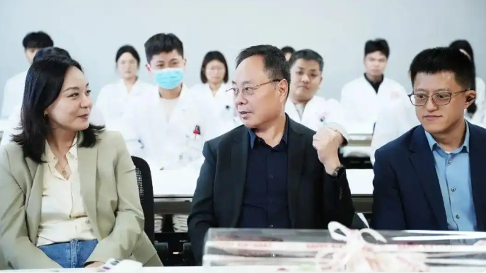 鲁南眼科医院强生“白力士”导航飞白首飞仪式顺利举办(图5) 鲁南眼科医院强生“白力士”导航飞白首飞仪式顺利举办(图5)