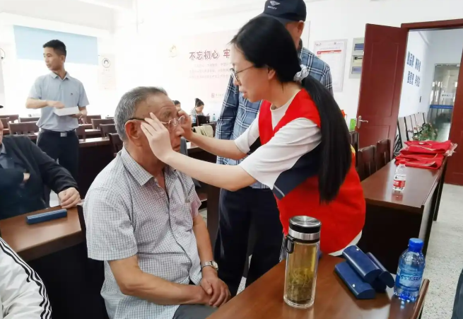305副老花镜送到老人家门口 校协联动开展敬老活动(图1) 305副老花镜送到老人家门口 校协联动开展敬老活动(图1)