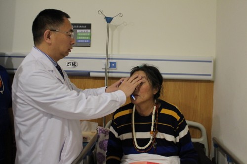 成都东区爱尔眼科胡建斌院长获评第七届“感动爱尔人物”(图3) 成都东区爱尔眼科胡建斌院长获评第七届“感动爱尔人物”(图3)
