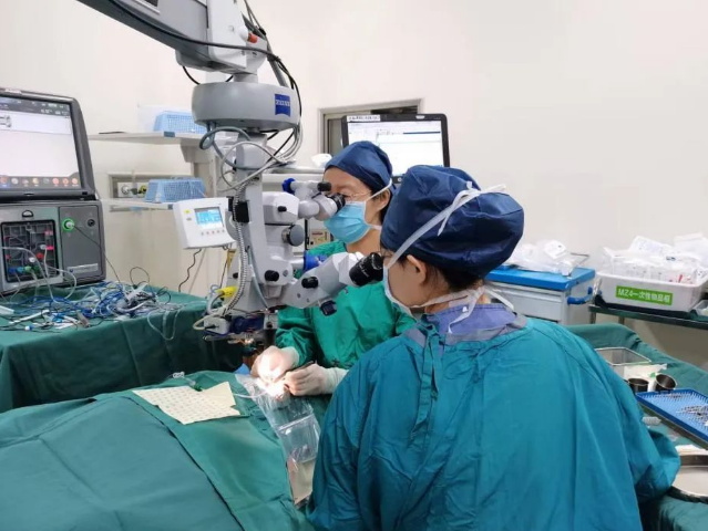 西安交大第一附属医院眼科成功完成四联手术 一次性解决多种复杂角膜疾病(图2) 西安交大第一附属医院眼科成功完成四联手术 一次性解决多种复杂角膜疾病(图2)