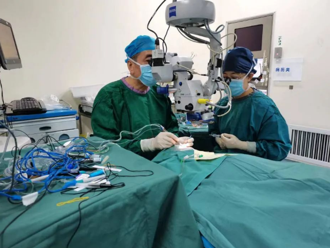 西安交大第一附属医院眼科成功完成四联手术 一次性解决多种复杂角膜疾病(图3) 西安交大第一附属医院眼科成功完成四联手术 一次性解决多种复杂角膜疾病(图3)
